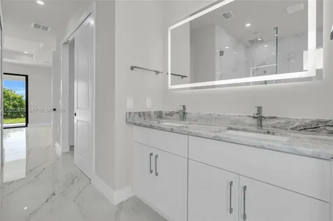 1413 NE 4th Place Cape Coral FL 33909