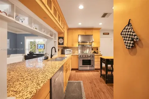 7290 SW 77th Terrace Miami FL 33143
