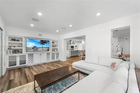 5236 Pine Tree Drive Miami Beach FL 33140
