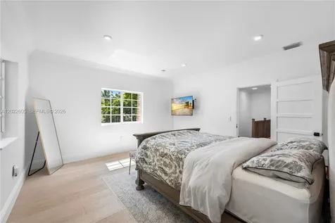 5236 Pine Tree Drive Miami Beach FL 33140