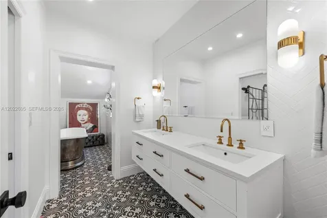5236 Pine Tree Drive Miami Beach FL 33140
