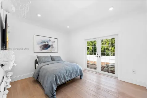 5236 Pine Tree Drive Miami Beach FL 33140