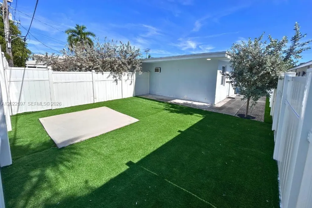 1041 NE 9th Avenue Fort Lauderdale FL 33304