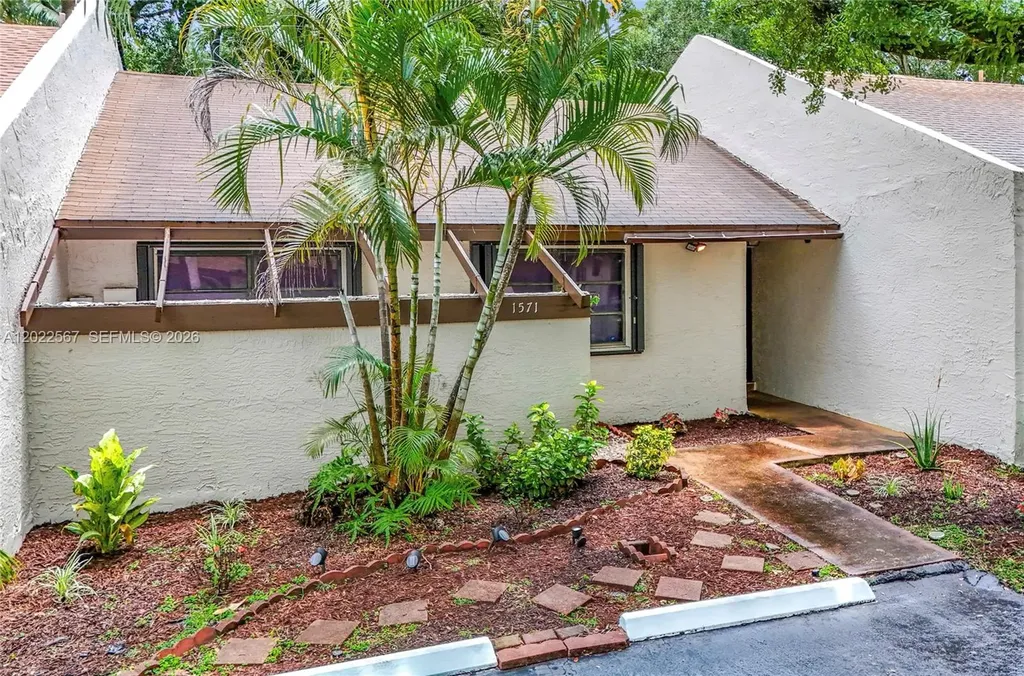 1571 NW 96th Way Pembroke Pines FL 33024