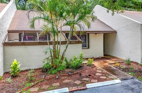 1571 NW 96th Way Pembroke Pines FL 33024