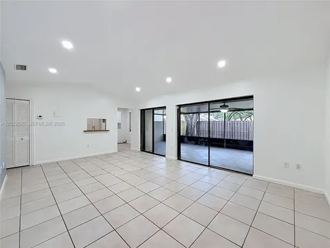 1571 NW 96th Way Pembroke Pines FL 33024