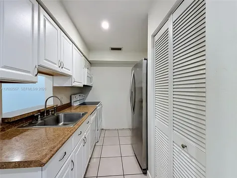 1571 NW 96th Way Pembroke Pines FL 33024