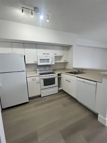 5085 NW 7th Street Miami FL 33126