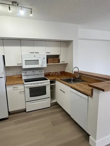5085 NW 7th Street Miami FL 33126