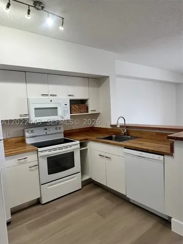 5085 NW 7th Street Miami FL 33126