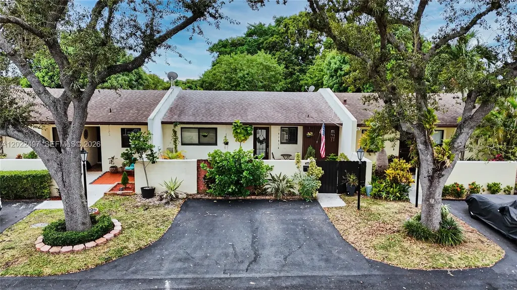 13932 Kendale Lakes Drive Miami FL 33183