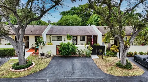 13932 Kendale Lakes Drive Miami FL 33183