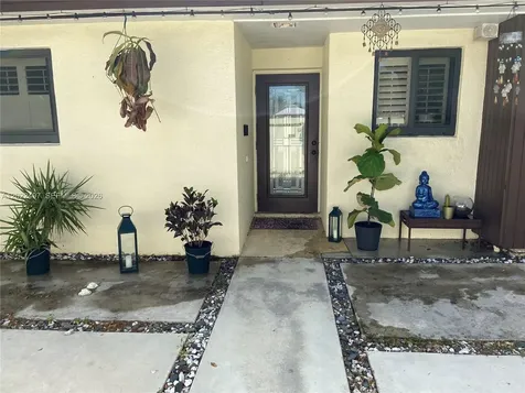 13932 Kendale Lakes Drive Miami FL 33183