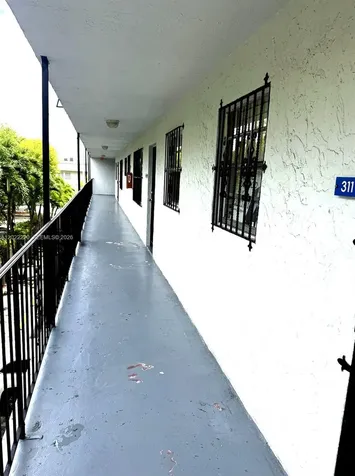 1635 W 44th Place Hialeah FL 33012