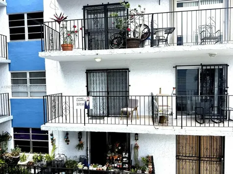 1635 W 44th Place Hialeah FL 33012