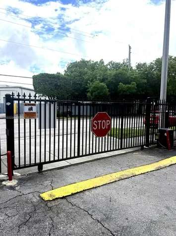 1635 W 44th Place Hialeah FL 33012