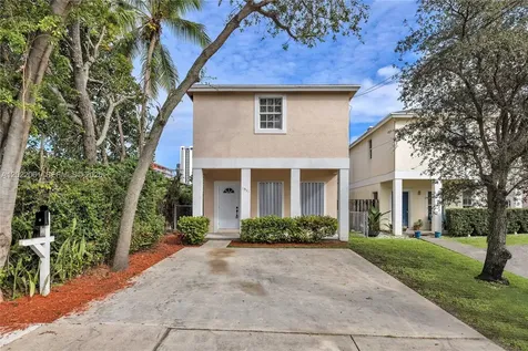 1541 NW 1st Court Miami FL 33136