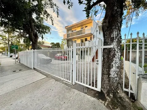 1121 SW 7th Street Miami FL 33130