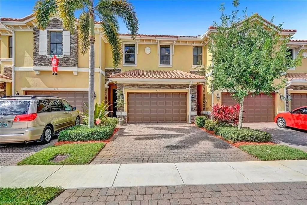 821 E Village Circle Davie FL 33325