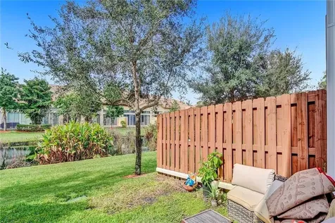 821 E Village Circle Davie FL 33325