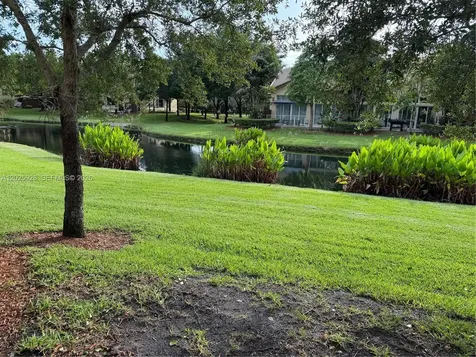 821 E Village Circle Davie FL 33325