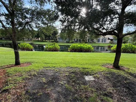 821 E Village Circle Davie FL 33325