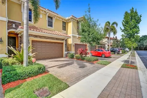 821 E Village Circle Davie FL 33325