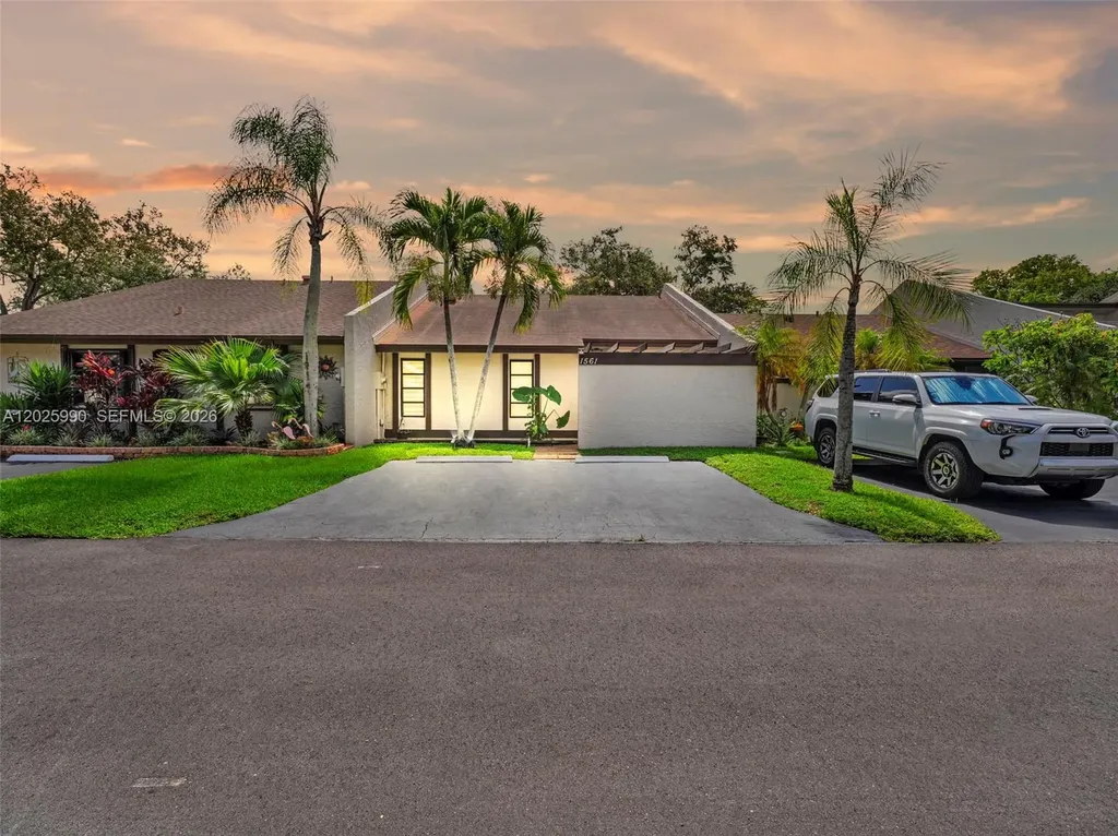 1561 NW 98th Avenue Pembroke Pines FL 33024