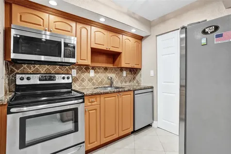 927 NE 199th Street Miami FL 33179