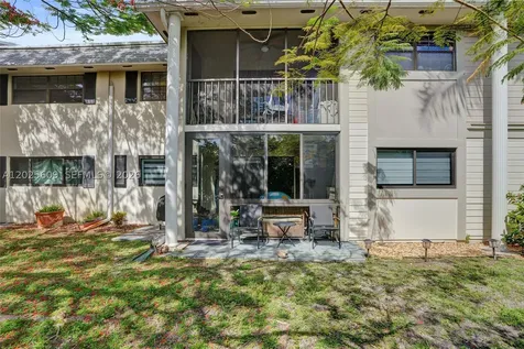 927 NE 199th Street Miami FL 33179