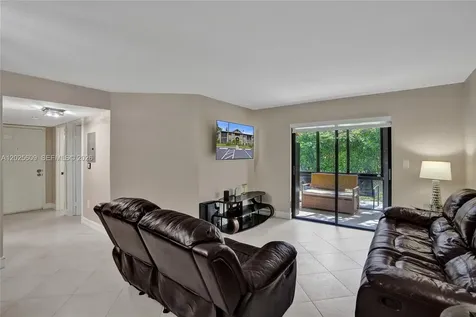 927 NE 199th Street Miami FL 33179