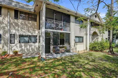 927 NE 199th Street Miami FL 33179