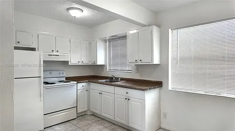 31 SE 2nd Avenue Hallandale Beach FL 33009