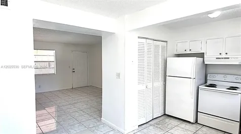 31 SE 2nd Avenue Hallandale Beach FL 33009