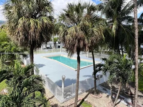 1655 W 44th Place Hialeah FL 33012