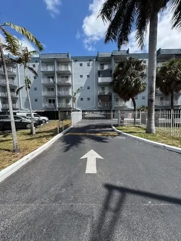 1655 W 44th Place Hialeah FL 33012