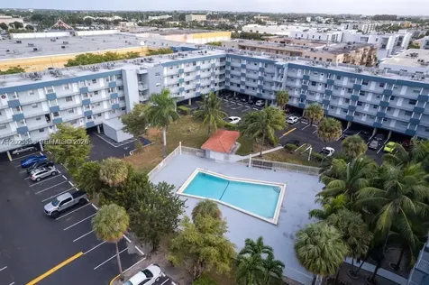 1655 W 44th Place Hialeah FL 33012