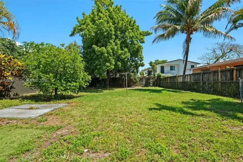 1053 NW 28th Street Miami FL 33127