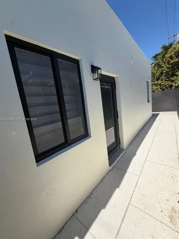 1703 SW 16th Miami FL 33145