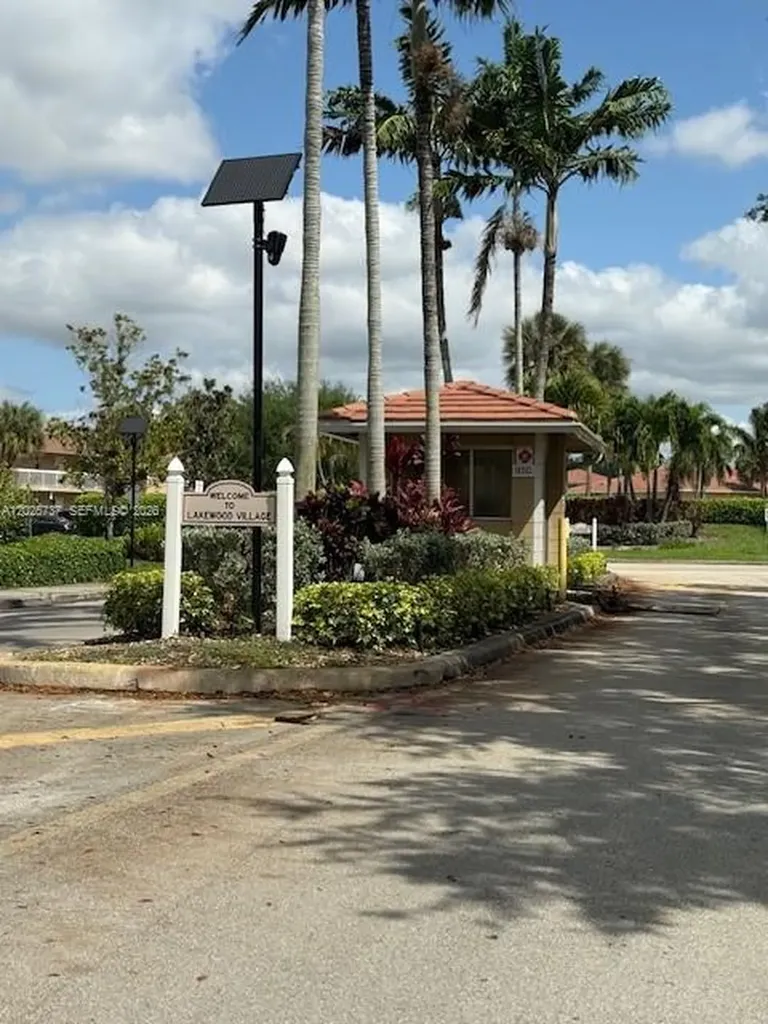 922 Twin Lake Drive Coral Springs FL 33071