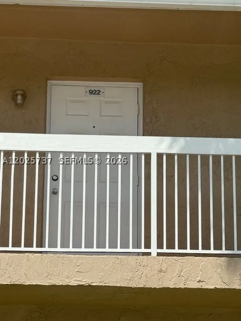 922 Twin Lake Drive Coral Springs FL 33071