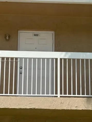 922 Twin Lake Drive Coral Springs FL 33071