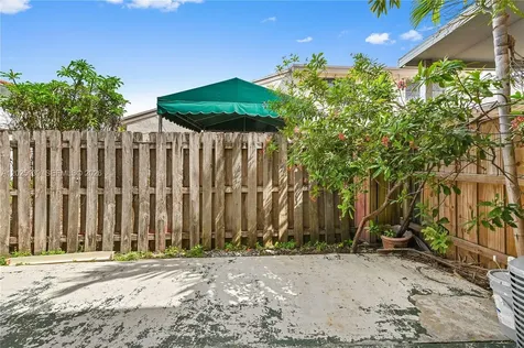 2433 W 52nd Place Hialeah FL 33016