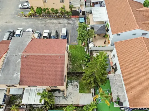 2433 W 52nd Place Hialeah FL 33016