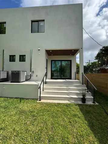 1924 NW 27th Street Miami FL 33142