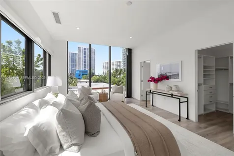 1525 Bay Road Miami Beach FL 33139