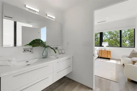 1525 Bay Road Miami Beach FL 33139