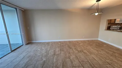 9230 Lagoon Place Davie FL 33324