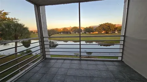 9230 Lagoon Place Davie FL 33324
