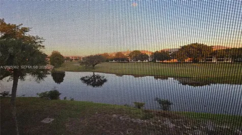 9230 Lagoon Place Davie FL 33324